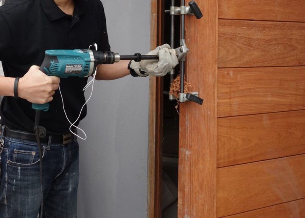 hướng dẫn lắp khóa vân tay cho cửa gỗ