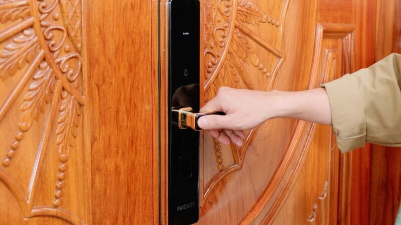 khóa vân tay cửa gỗ mang tính thẩm mỹ cao