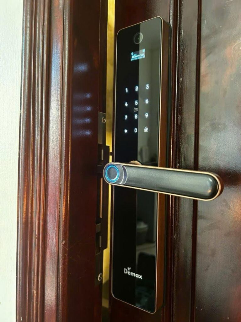 một số lưu ý khi lắp khóa vân tay cho cửa gỗ